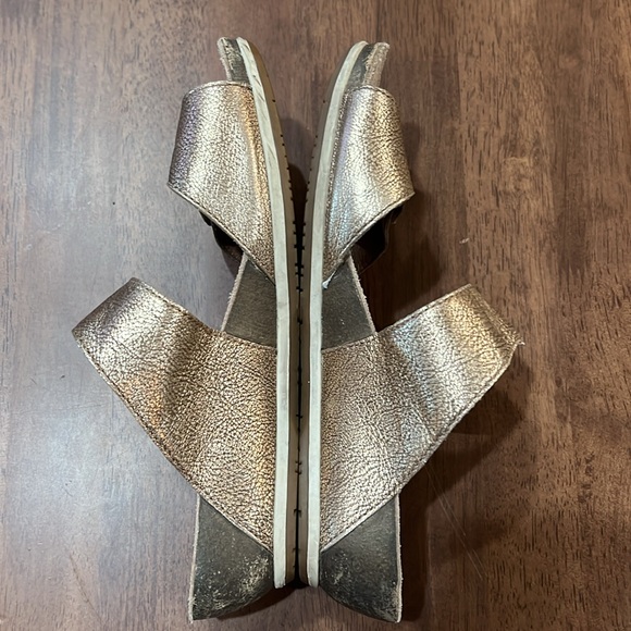 Dansko Vienna Gold Nappa Sandals. Size 37. US 6.5 - Picture 4 of 8